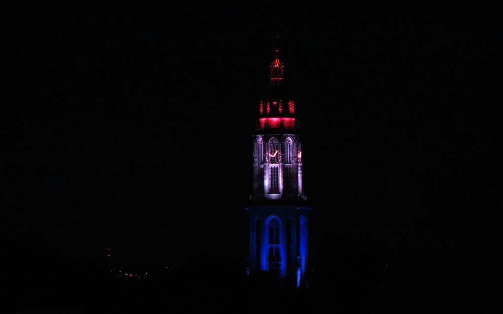 Nee, dit is niet Groningen. De toren van de Cunerakerk in Rhenen is vrijdagavond feestelijk verlicht. beeld RD