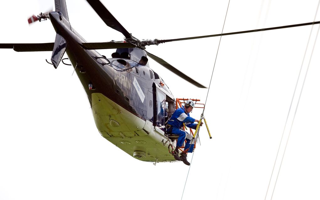 De Koninklijke Marechaussee is op zoek naar een persoon die afgelopen weekend een Search And Rescue-helikopter van Defensie met een laserpen heeft beschenen. Foto ANP