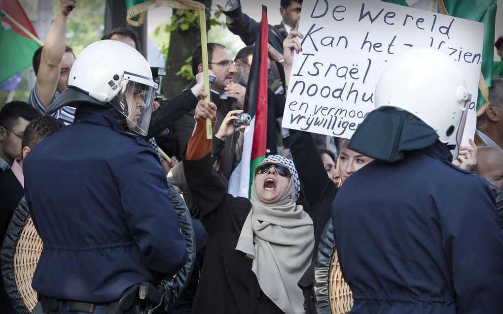 DEN HAAG - Het Nederlands Palestina Komitee houdt maandag samen met een aantal andere Palestijnse en Turkse organisaties een demonstratie bij de Israëlische ambassade in Den Haag. Foto ANP