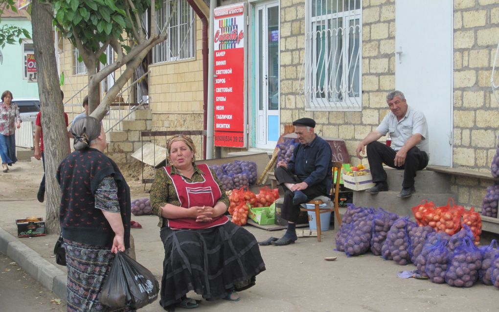 Aardappelverkopers in de straten van Derbent. Zo’n 20 procent van alle inwoners van Dagestan is werkloos. Foto Floris Akkerman