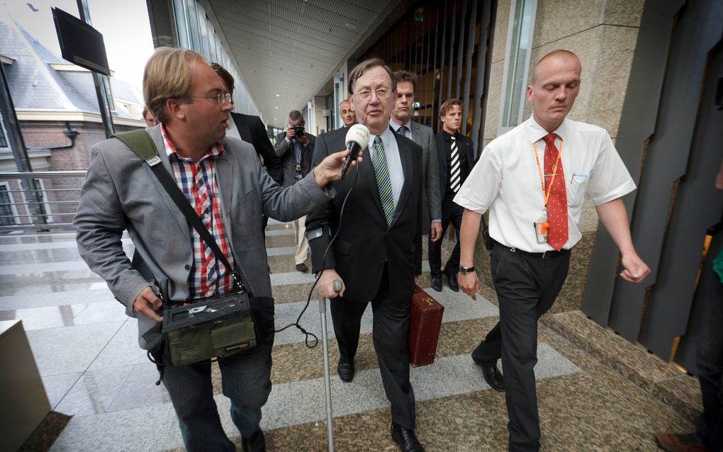 President Nout Wellink (M) van De Nederlandsche Bank vertrekt woensdag snel uit het Tweede Kamergebouw na zijn gesprek met een aantal kamerleden. Foto ANP