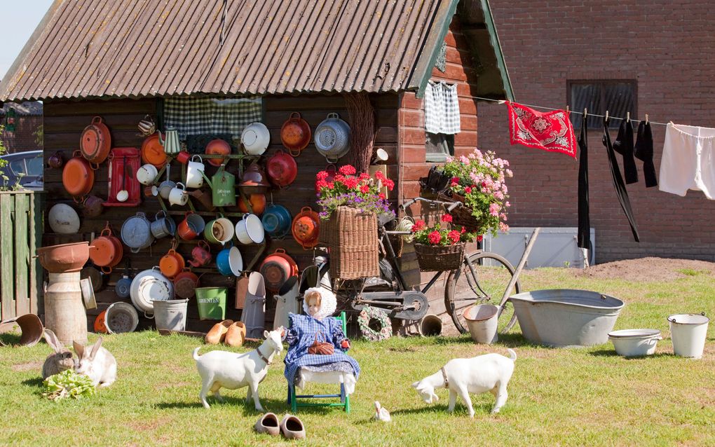 Aan de schuur van Dick en Gijsje Teunissen hangt het vol met potten en pannen waaraan ze bijzondere herinneringen hebben. „Het is waardevol spul en ik ben er zuinig op.” Foto André Dorst