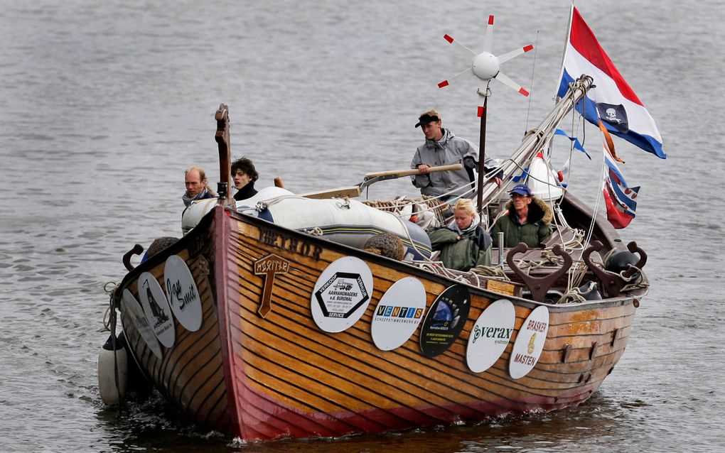 De zelfgebouwde ijsstokjesboot uit Emmeloord verhuist maandag naar een nieuw onderkomen in Grou. Foto ANP