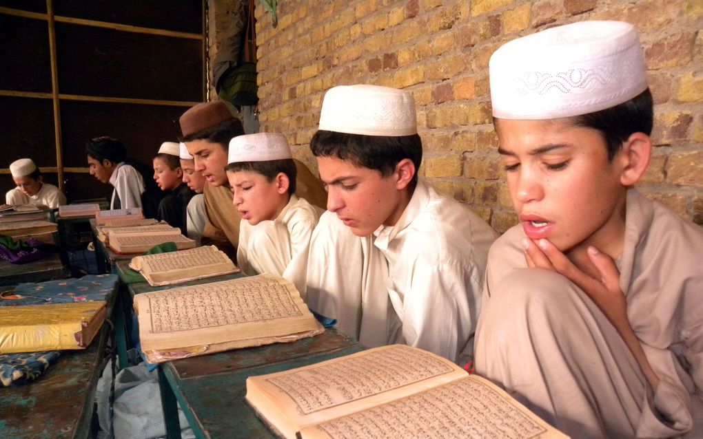 Kinderen bestuderen de Koran. Foto EPA