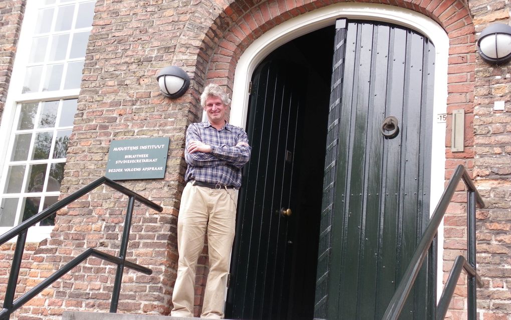 Drs. Hans van Reisen voor de poort van het klooster Mariënhage, waarin het Augustijns Instituut is gehuisvest. „De spiritualiteit van Augustinus heeft diepgang. Zeker ook zijn beschouwingen over het diepzinnige evangelie van Johannes, waarvan we nu het ee