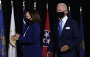 Kamala Harris en Joe Biden komen aan bij een persconferentie over Covid-19 in Wilmington, Delaware (VS). beeld AFP