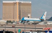 McCarran International Airport in Las Vegas tijdens het bezoek van de Amerikaanse president Donald Trump aan de stad. Op de achtergrond het Mandalay Bay hotel. beeld AFP