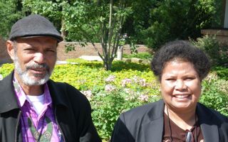 GRAND RAPIDS – Ds. Jemima J. Krey (r.) en ds. Phil Erari: „Ook Nederland heeft een ereschuld in te lossen aan de Papoea’s. We snakken naar gerechtigheid.” Foto RD