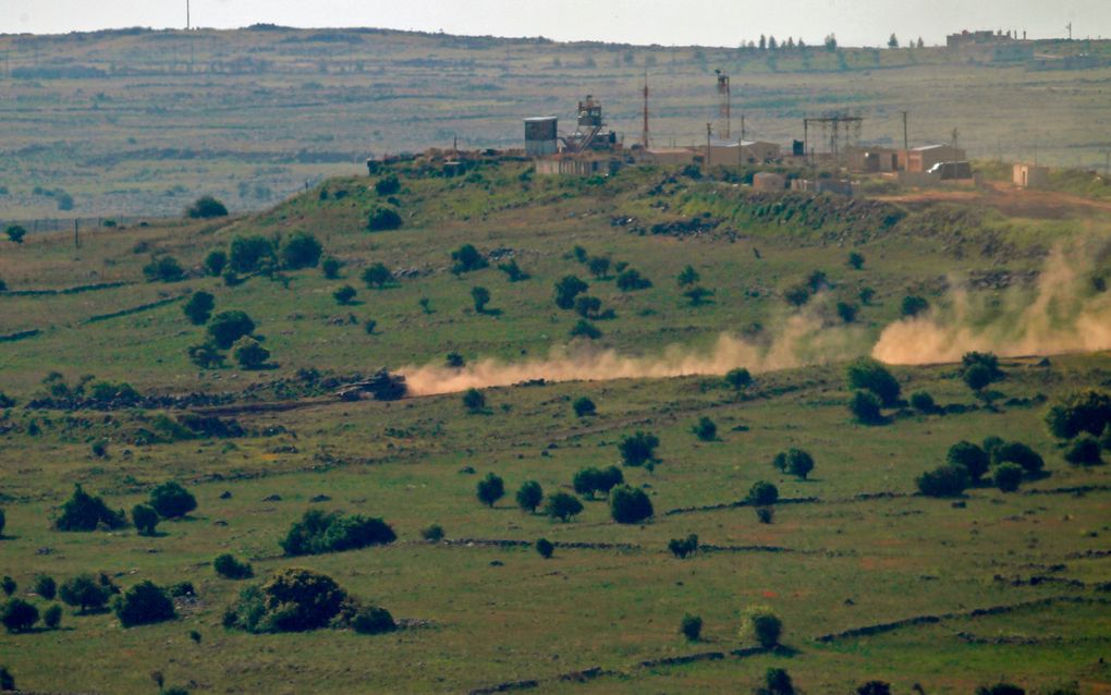 Een Israëlische tank van het type Merkava Mk-IV zaterdagmorgen op de Golan aan de grens met Syrië. beeld AFP