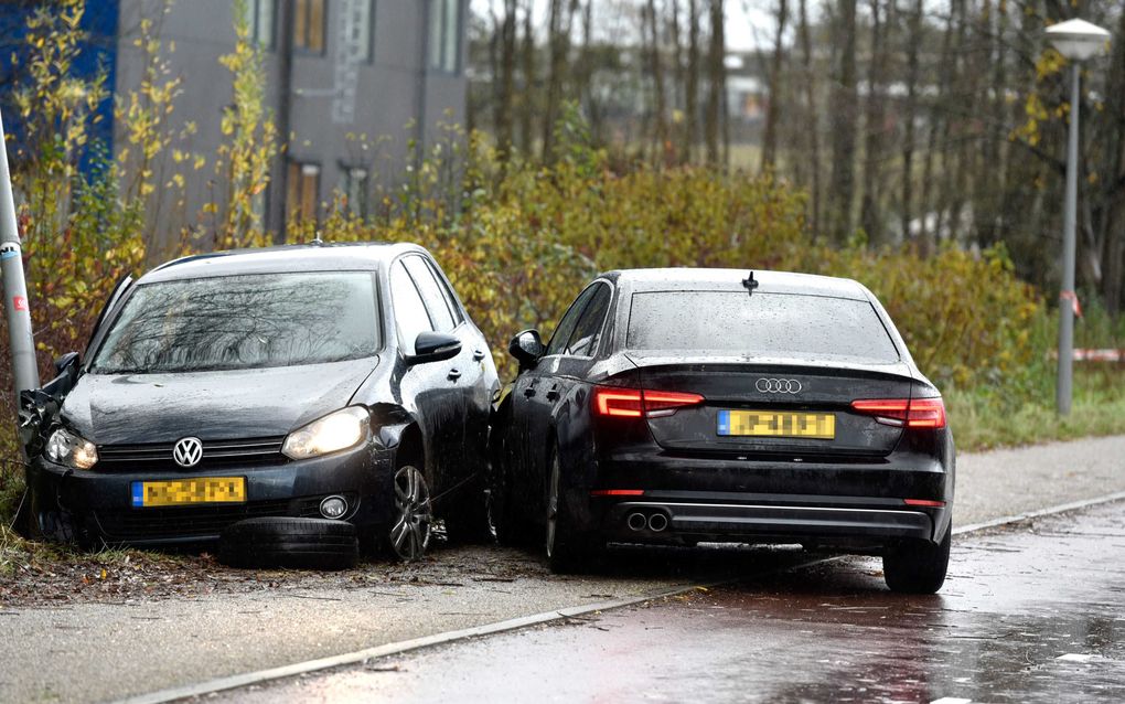 Op dinsdagochtend vond een wilde achtervolging plaats op de A2, die eindigde bij het AMC in Amsterdam. De vluchtauto werd klemgereden. De politie loste waarschuwingsschoten waarna twee mensen werden aangehouden. beeld ANP