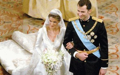 MADRID â€“ De Spaanse kroonprins, Felipe de Borbon, en zijn vrouw, de televisiejournaliste Letizia Ortiz Rocasolano (31), nu prinses van AsturiÃ«, verlaten de Almudena-kathedraal in Madrid nadat hun huwelijk is voltrokken. Het dagblad El Mundo klaagde zat