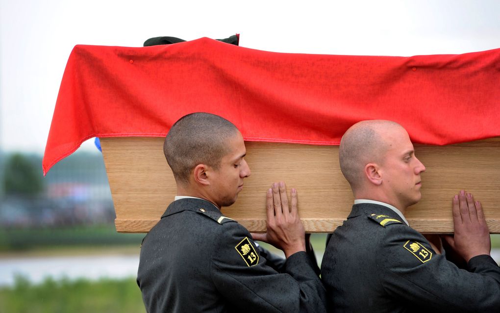 Het lichaam van de Nederlandse militair die zaterdag omkwam in Uruzgan, kwam woensdag aan in Nederland. Foto ANP