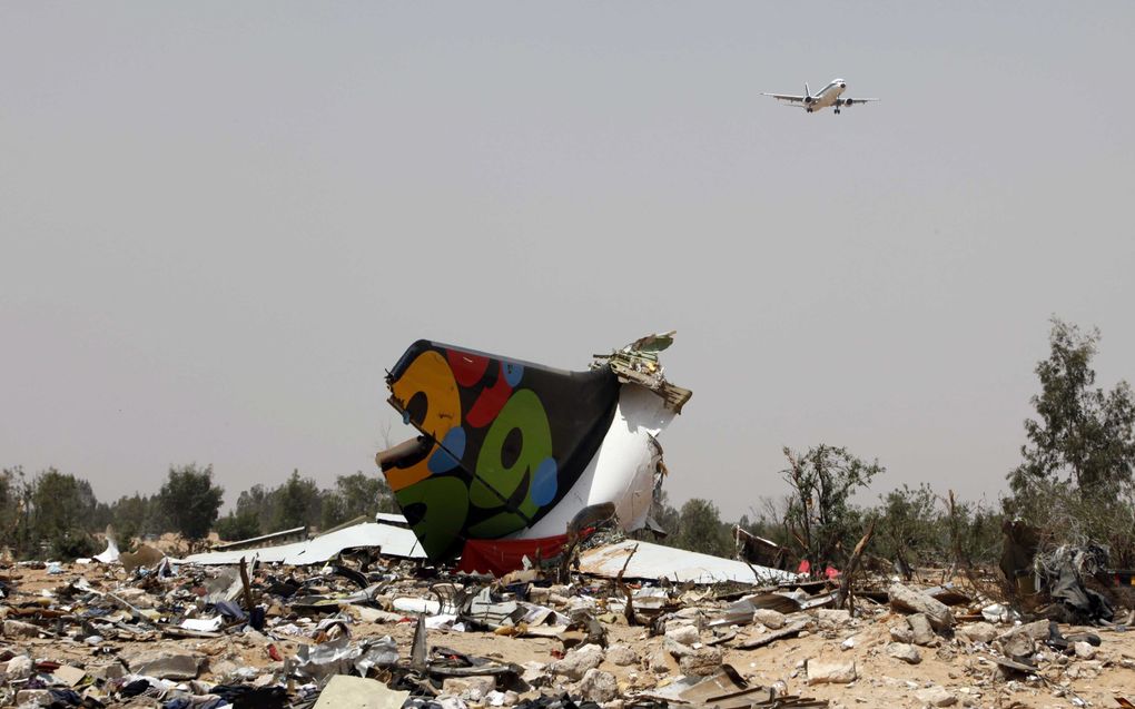 TRIPOLI - Het gecrashte vliegtuig in Tripoli. Foto EPA