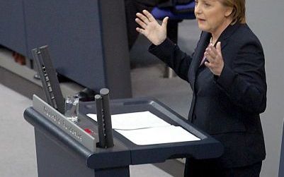 BERLIJN - Angela Merkel voert het woord in de Bondsdag, met Bondskanselier SchrÃ¶der op de achtergrond. Foto EPA