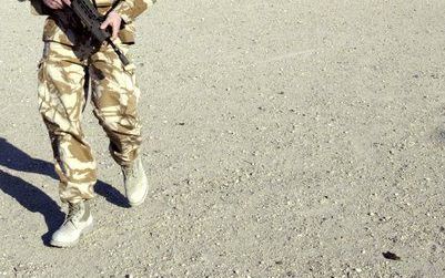 BASRA – Iraakse en Britse soldaten kiezen positie in een van de buitenwijken van Basra. In de Zuid Iraakse stad was het zaterdag en zondag betrekkelijk rustig. In Bagdad daarentegen werden verschillende aanslagen gepleegd. Foto EPA