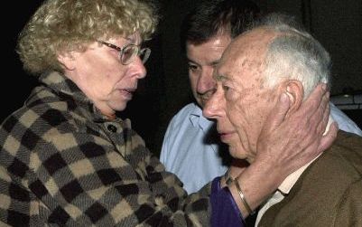 OMER - De 79-jarige Eliezer Wolferman (r.), vader van de zaterdag verongelukte IsraÃ«lische astronaut Ilan Ramon, werd zondag getroost door familieleden in zijn woning in de Zuid-IsraÃ«lische stad Omer. - Foto EPA