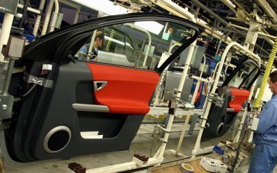 BORN â€“ Assemblage van de smart forfour bij NedCar in Born. DaimlerChrysler wil af van de productie van de auto. Foto: ANP