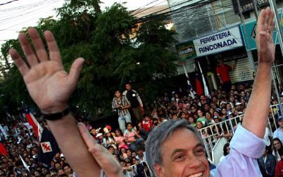 SANTIAGO â€“ De Chileense presidentskandidaat Sebastian Pinera, lijsttrekker van de centrumrechtse Nationale Vernieuwingspartij, groette donderdag zijn aanhang tijdens de afsluiting van zijn verkiezingstournee. Foto EPA