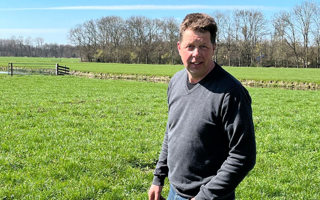 Melkveehouder Freek van Vliet uit Voorschoten vangt zes slachtoffers treinongeluk Voorschoten op in zijn stal. beeld RD