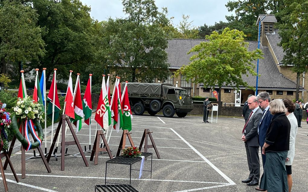 Twee achterkleinkinderen van de gesneuvelde militair Klaas Bennink onthulden donderdag de zuil waarop zijn naam en die van vijf anderen zijn toegevoegd. beeld RD