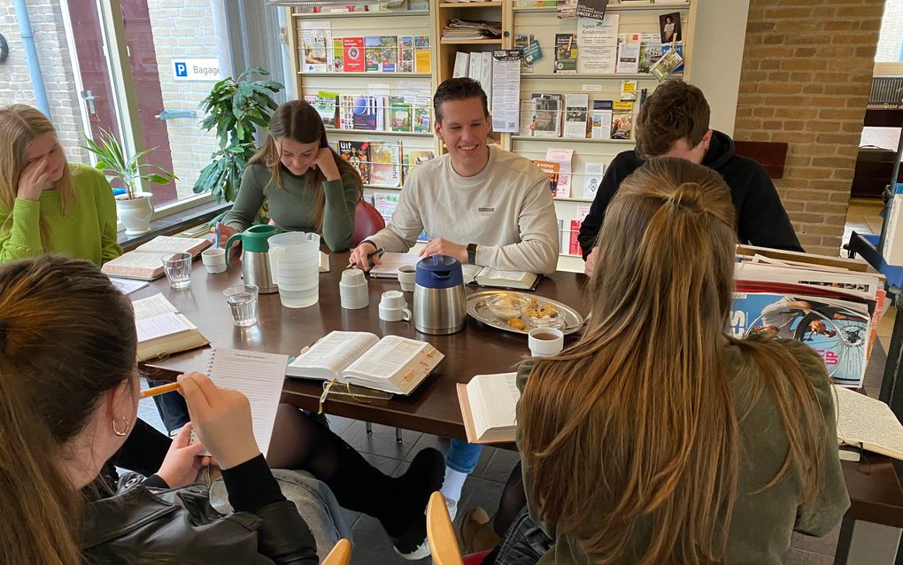 Groepsbespreking tijdens de Bijbelstudieconferentie van het LCJ en het HJW in Lage Vuursche. beeld Aad Alblas