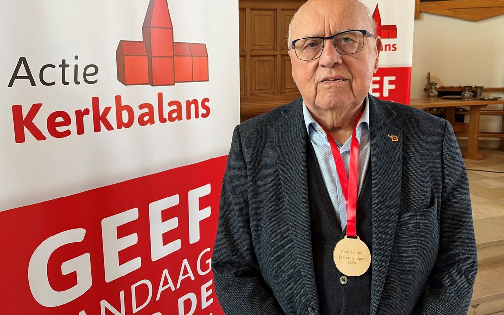 Rook Belder (78) uit Westmaas is vanaf het begin, vijftg jaar geleden, betrokken bij de Actie Kerkbalans. Woensdag kreeg hij een erepenning vanwege zijn jarenlange inzet. beeld RD