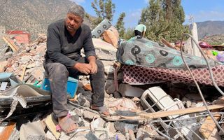 Abdelaziz Aithmid op de puinhopen van zijn huis in het Marokkaanse bergdorpje Ouirgane. beeld RD