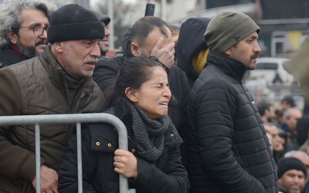 Heftige emoties tijdens de bergings- en reddingswerkzaamheden in het Turkse Diyarbakir. beeld AFP, ILYAS AKENGIN