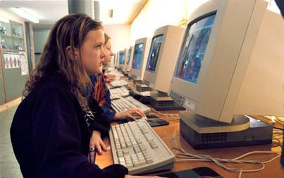 APELDOORN - Middelbare scholieren aan het werk achter de computer. „Digitale vaardigheden komen niet vanzelf aanwaaien.” - Foto PaulDijkstra