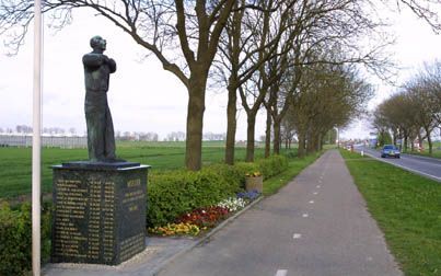 HEINENOORD - Het monument ”Moeder” langs de N217 in de Hoeksche Waard. Op deze plaats liquideerde het verzet op 17 februari 1945 de NSB-burgemeester van Nieuw-Beijerland. De volgende morgen fusilleerden de Duitsers op de bewuste plek tien mannen als verge