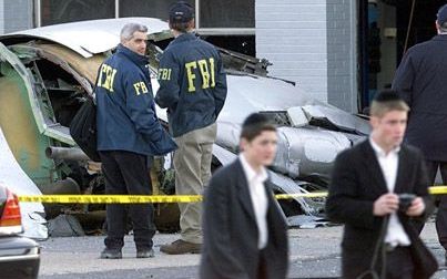 NEW YORK â€“ FBI-agenten onderzoeken wrakstukken van de Airbus die maandag neerstortte in de New Yorkse wijk Queens. - Foto EPA