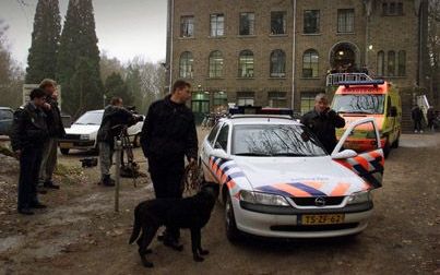 SWEIKHUIZEN â€“ Een man in het asielzoekerscentrum in het Limburgse Sweikhuizen heeft maandagmiddag enkele uren zijn 2-jarige zoontje gegijzeld. Om 15.00 uur gaf hij zich over aan de politie. - Foto ANP