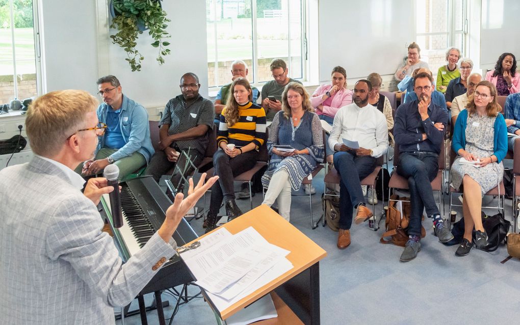 Prof. dr.  Benno van den Toren (l.) sprak maandag in Utrecht op de conferentie "Migranten en de kerk". beeld Ruben Schipper