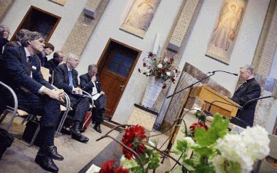 SOESTERBERG - Het derde proefdeel van de Nieuwe Bijbelvertaling (NBV) werd maandag in Soesterberg gepresenteerd. Links op de voorste rij dr. S. J. Noorda, voorzitter van de begeleidingscommissie van de NBV. Bisschop Hurkmans van ’s-Hertogenbosch is aan he