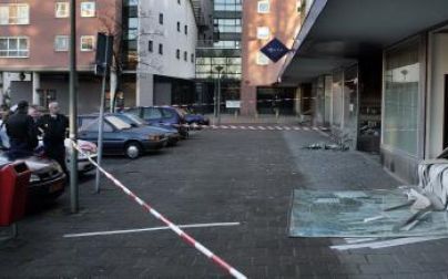 DORDRECHT - De schade aan het politiebureau aan het Admiraalsplein in Dordrecht is aanzienlijk. Onbekenden hebben in de nacht van donderdag op vrijdag in Dordrecht twee politiebureaus in brand gestoken. - Foto ANP