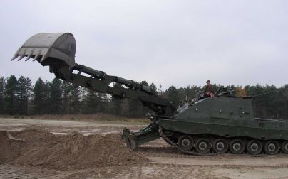 DEN HAAG â€“ Defensie wil tien Kodiaktanks aanschaffen. De tanks kunnen tijdens gevechten onder andere grote gaten dichten en greppels graven.Foto ANP