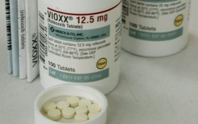 LOS ANGELES â€“ Potjes met Vioxx tabletten. Meer dan 3800 aanklachten zijn ingediend tegen producent Merck. Het farmaceutische bedrijf haalde de pijnstiller vorig jaar september van de markt nadat een studie had uitgewezen dat het medicijn de kans op hart