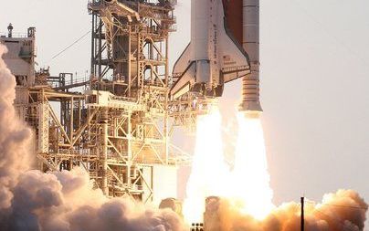 KENNEDY SPACE CENTER - Woensdag lanceerde NASA de spaceshuttle Endeavour vanaf het Kennedy Space Center in Florida. Vrijdag maakte de ruimtevaartorganisatie bekend dat het hitteschild aan de onderkant van de shuttle doorbij vermoedelijk een brok ijs is be