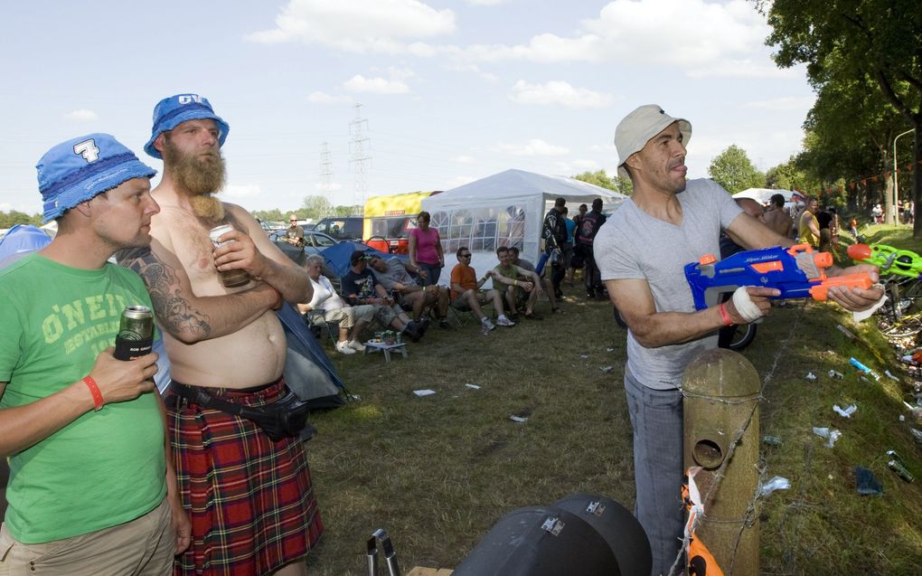 Gasten van een van de TT-campings spuiten vrijdag voorbijgangers nat. Het motorsportevenment trekt jaarlijks 600.000 bezoekers. Het is met de TT nog niet eerder zo druk geweest in het centrum van Assen als dit jaar. Foto ANP