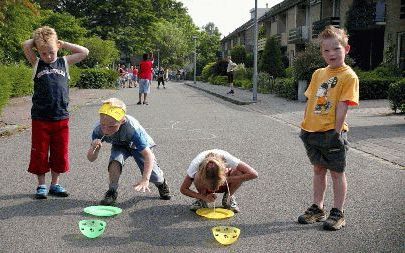 BARNEVELD - Leerlingen van de Koningin Julianaschool in Barneveld speelden woensdag op straat. Zo’n kwart miljoen kinderen deed woensdag mee aan de Nationale Straatspeeldag. - Foto RD, Sjaak Verboom