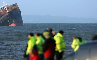 LONDEN Voor de kust van Devon dreigt een gestrand containerschip, de MSC Napoli, in twee stukken te splijten. Foto: EPA