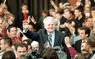 BELGRADO - Milosevic in voor hem betere dagen. Op de foto zwaait de voormalige Joegoslavische leider naar aanhangers in Belgrado. - Foto EPA