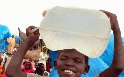 AL FASHIR â€“ Een Sudanees jongetje draagt een jerrycan met water in het vluchtelingenkamp Abu Shuk in Darfur. De centrale regering in Khartoem verklaarde zondag dat ze onder voorwaarden bereid is Darfur een beperkte mate van autonomie te geven. Foto EPA