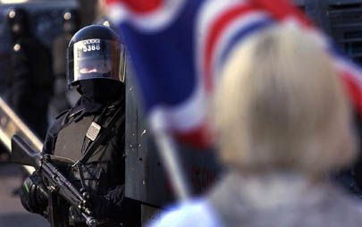 BELFAST - De politie in Noord-Ierland probeert al meer dan dertig een vreedzame rol te spelen in het conflict tussen katholieken en protestanten. Toch vonden de Noord-Ierse en de Britse regering dat de politie zich moest hervormen. De Police Service of No