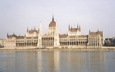 Het parlementsgebouw in Boedapest heeft 961 kamers en 20 kilometer trappen. De koepel is 96 meter hoog. Het bouwwerk ligt aan de Donau, de rivier die de hoofdstad van Hongarije in een Boeda- en een Pest-deel scheidt. - Foto RD