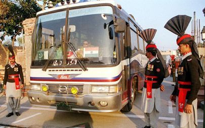 LAHORE â€“ Op de grens tussen India en Pakistan zijn de afgelopen dagen de controles verscherpt. De spanning tussen beide landen is sinds de aanslag op het Indiase parlement, anderhalve week geleden, erg toegenomen. - Foto EPA