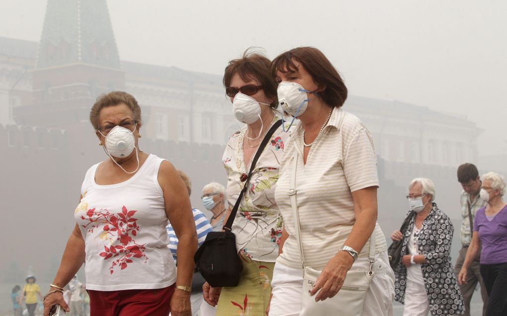 Toeristen op het Rode Plein dragen mondkapjes vanwege de smog. Foto EPA