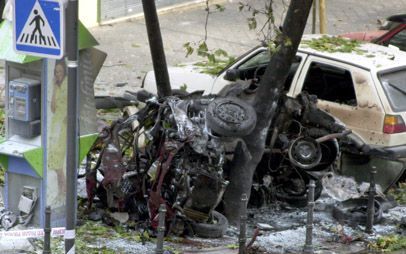 MADRID â€“ De restanten van een auto na de bomaanslag van gisteren in het centrum van Madrid. Bij de aanslag, die vermoedelijk het werk was van de Baskische afscheidingsbeweging ETA, raakten 95 mensen gewond, onder wie een driejarig kind. - Foto EPA