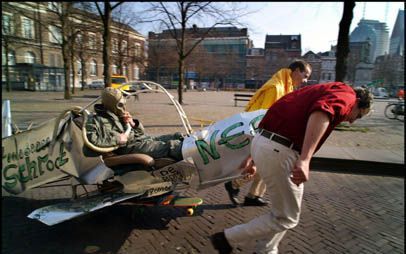 DEN HAAG - Demonstranten protesteren met een zelfgemaakte Joint Strike Fighter (JSF) op het Plein in Den Haag tegen de aankoop van het Amerikaanse gevechtsvliegtuig. De Tweede Kamer debatteerde dinsdag over de aanschaf van de JSF. - Foto ANP