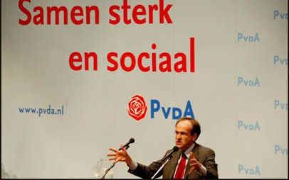 MAASTRICHT - PvdA-leider Melkert sprak woensdag op de verkiezings- en 1-meibijeenkomst van de partij in het Theater aan het Vrijthof in Maastricht. Melkert noemde, in krachtige en platte bewoordingen, de commotie over zijn positie een storm in een glas wa